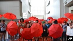 Mulheres manifestam-se na conferencia sobre a SIDA