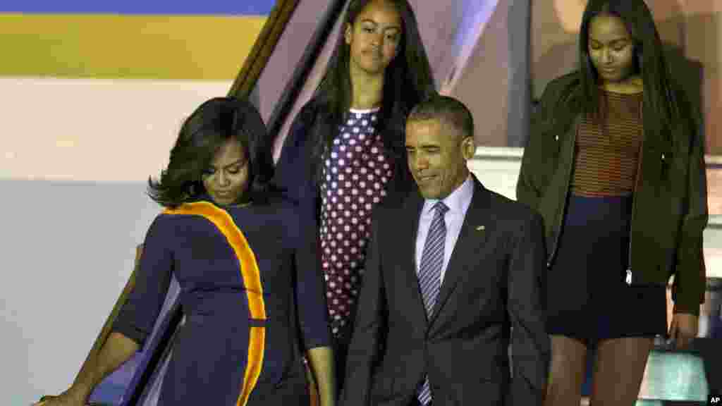 Barack Obama et sa famille descendent d&#39;Air Force One, Buenos Aires, 23 mars 2016.