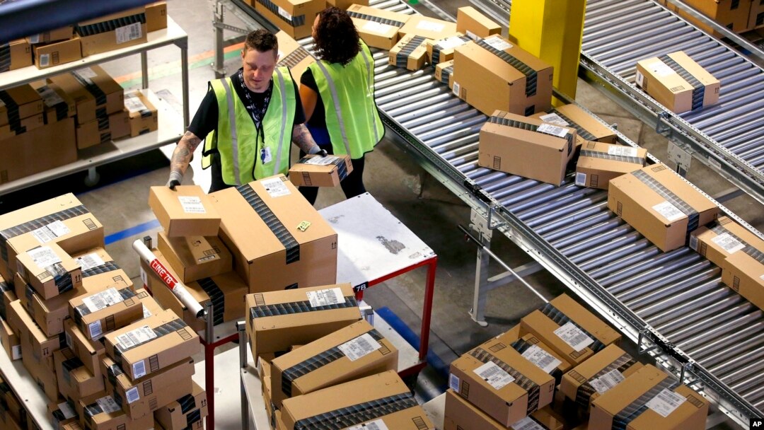 Archivo - Empleados de Amazon.com organizan paquetes en un centro en envío en el Cyber Monday en Phoenix, Arizona, el 2 de diciembre de 2013.