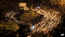 Des manifestants anti-gouvernement entourent une auto-blindée de l'armée égyptienne, au Caire, Egypte, 9 février 2011 