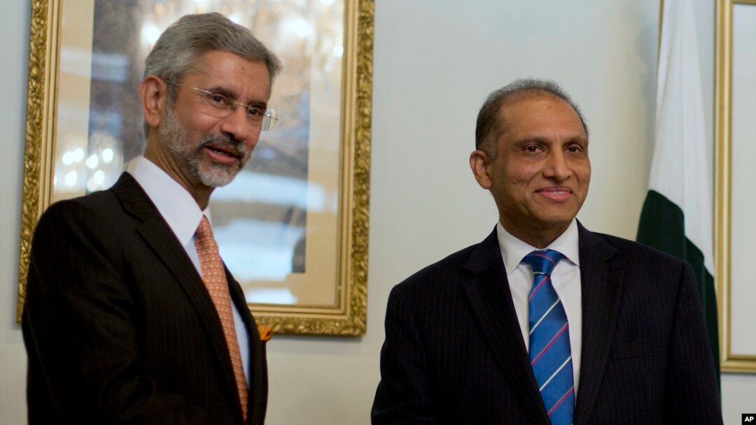Menlu India Subrahmanyan Jaishankar (kiri) bersama Menlu Pakistan Aizaz Chaudhry dalam pembicaraan di Islamabad, Pakistan, Selasa (3/3).