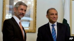 Menlu India Subrahmanyan Jaishankar (kiri) bersama Menlu Pakistan Aizaz Chaudhry dalam pembicaraan di Islamabad, Pakistan, Selasa (3/3).