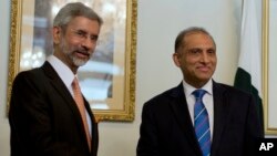 Menlu India Subrahmanyan Jaishankar (kiri) bersama Menlu Pakistan Aizaz Chaudhry di Islamabad, Pakistan (3/3).