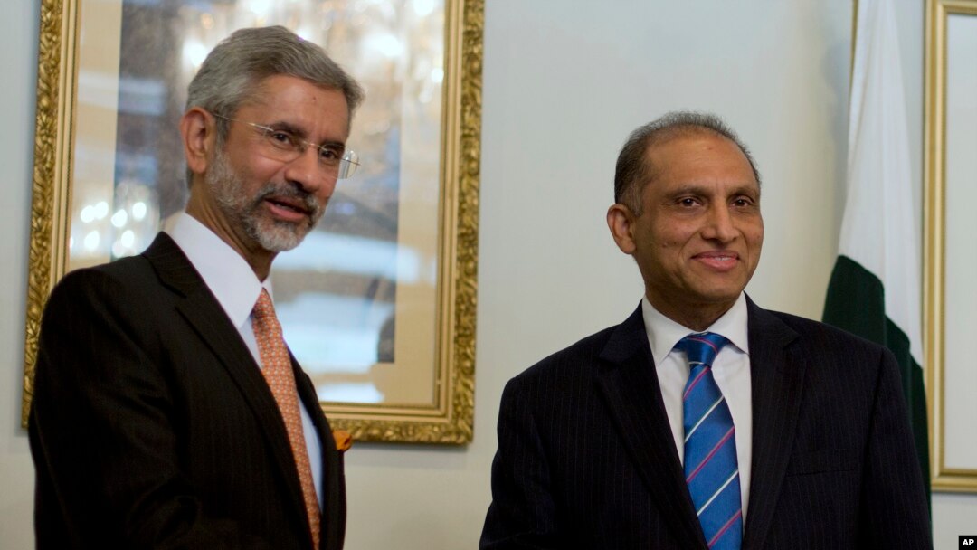 Ngoại trưởng Ấn Độ Subrahmanyam Jaishankar (trái) và Ngoại trưởng Pakistan Aizaz Chaudhry gặp nhau tại Islamabad, Pakistan, ngày 3/3/2015.