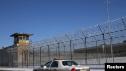 미국 일리노이주 쿡 카운티 보안관이 카운티 교도소 주변을 순찰하고 있다.