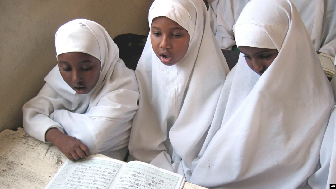 Students read the Koran during class at a primary school in Hargeisa, Somaliland, Sept. 25, 2006. 