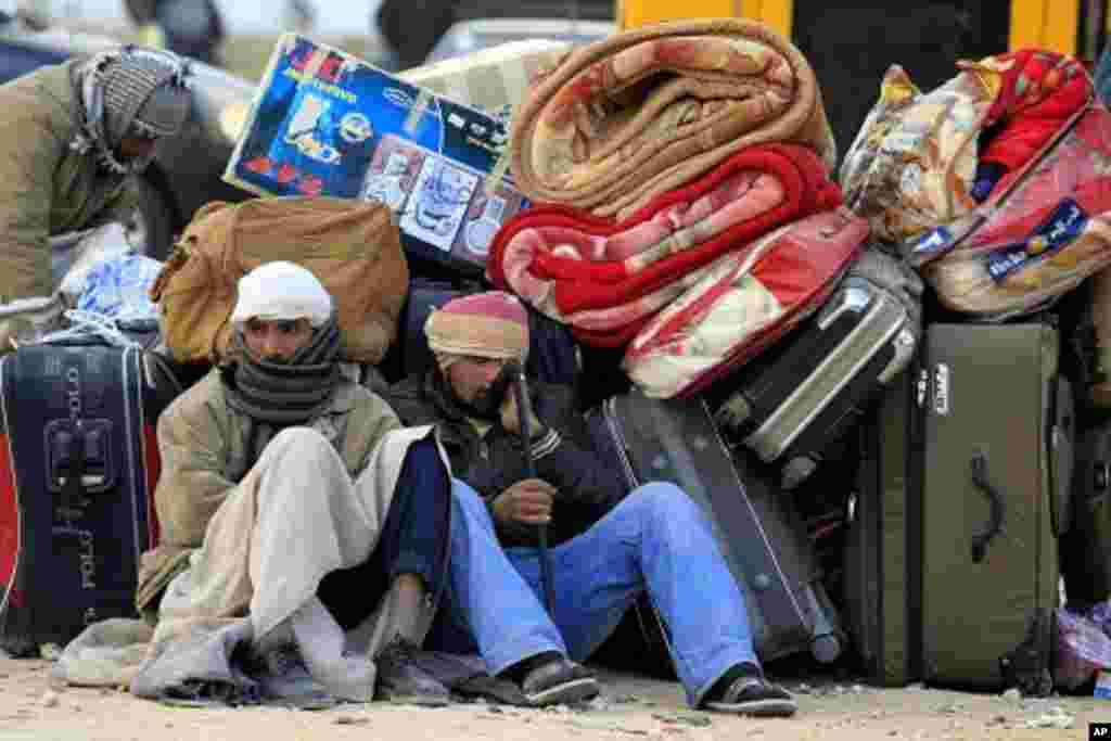Qaar ka tirsan Dad u dhashay dalka Masar oo ka soo qaxay qalalaasaha dalka Liibiya, February 28, 2011