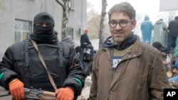 Foto tomada el 13 de abril del periodista estadounidense Simon Ostrovsky, que aparece junto a un militante prorruso.