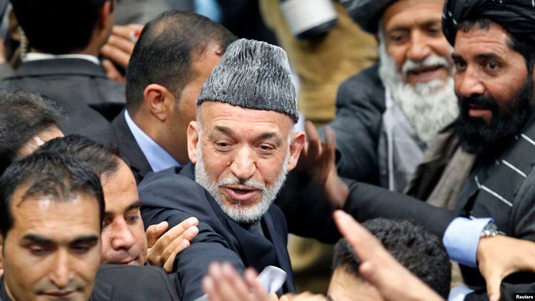 Presiden Afghanistan Hamid Karzai saat meninggalkan pertemuan hari terakhir Loya Jirga. (Reuters/Omar Sobhani)
