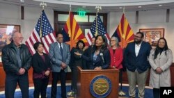 Maria Elena Cruz habla con los periodistas después de que la gobernadora demócrata de Arizona, Katie Hobbs, anunciara su nombramiento para la Corte Suprema de Arizona, en Phoenix, el miércoles 29 de enero de 2025. 