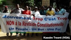 Des manifestants, membres de Trop, c'est trop protestent contre le référendum sur la Constitution du 9 juillet, à Bamako, le 8 juin 2017. (VOA Kassim Traore)