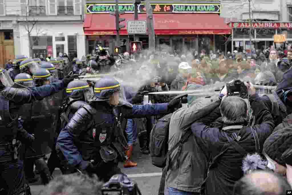 Bagarres entre policiers et des militants qui manifestent en marge de la Conférence sur le climat de Paris, à la place de la République, à Paris, 29 novembre 2015.&nbsp;