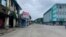 လူသွားလူလာ ကင်းမဲ့နေသည့် စစ်တွေမြို့တွင်း လမ်းမကြီးတခု။ (၂၃ သြဂုတ် ၂၀၂၀)