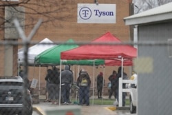 Працівники заводу Tyson Fresh Meats перед входом на завод, 23 квітня 2020 року