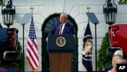 Trump se dirige a los asistentes durante el evento 'Retirando regulaciones para ayudar a todos los estadounidenses', celebrado en los jardines de la Casa Blanca. 