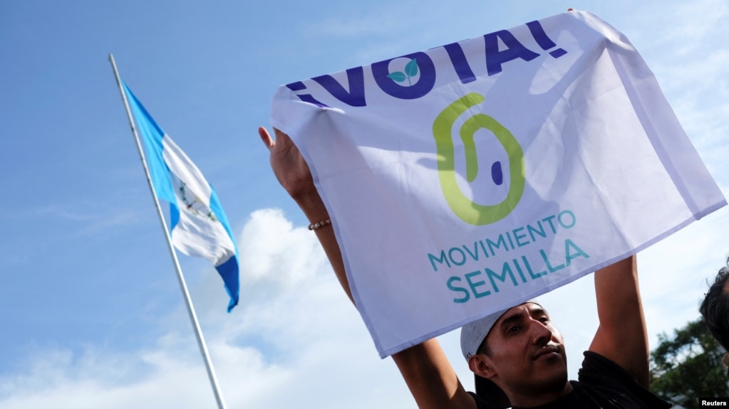 ARCHIVO - Un simpatizante del Movimiento Semilla se manifiesta en el Parque Central de Ciudad de Guatemala, un día después de las elecciones presidenciales de junio de 2023.