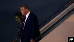 El presidente Trump y la primera dama Melania Trump, bajan del Air Force One en el Aeropuerto Internacional de Palm Beach, en Florida, el 23 de diciembre de 2020. La pareja pasa el feriado navideño en su club privado Mar-a-Lago.