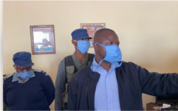 Detective Inspector Morgan Chafa, who arrested prominent journalist Hopewell Chin’ono, asking journalists to leave the premises of Chin’ono’s home on July 21, 2020 in Harare. (VOA/Columbus Mavhunga)