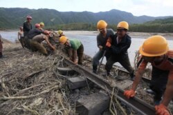 지난 2016년 9월 북한 함경북도에 내린 홍수로 신전역과 간평역 사이 철로가 파손되어 보수 공사를 하고 있다.