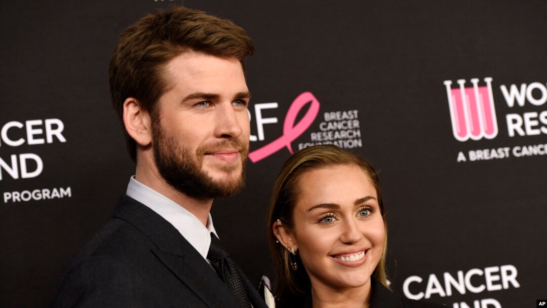 Miley Cyrus saat masih akur dengan suami, aktor Liam Hemsworth, menghadiri acara amal penggalangan dana untuk kanker payudara di Beverly Wilshire Hotel, 28 Februari 2019. (Foto: AP)