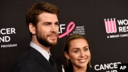 Miley Cyrus saat masih akur dengan suami, aktor Liam Hemsworth, menghadiri acara amal penggalangan dana untuk kanker payudara di Beverly Wilshire Hotel, 28 Februari 2019. (Foto: AP)