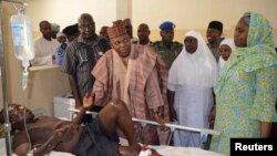 Gwamnan jihar Borno Ibrahim Kashim Shettima ya ziyarci wadanda rikici ya rutsa dasu