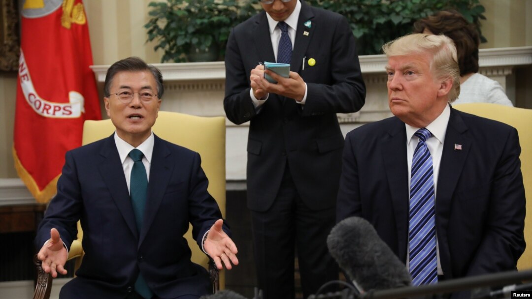 FILE - Presiden AS Donald Trump (kanan), saat bertemu dengan Presiden Korea Selatan Moon Jae-in (kiri) di Gedung Putih Washington, 30 Juni 2017.