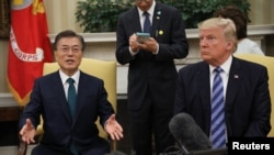 FILE - Presiden AS Donald Trump (kanan), saat bertemu dengan Presiden Korea Selatan Moon Jae-in (kiri) di Gedung Putih Washington, 30 Juni 2017.