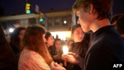 Un joven sostiene una vela durante una vigilia organizada por estudiantes en la comunidad de Squirrel Hill en honor de las personas que fueron asesinadas por un atacante la sinagoga Tree of Life en Pittsburgh, el 27 de octubre de 2018.