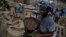 Une Femme employée dans un entrepôt de noix de cajou à Abidjan, Côte d'Ivoire, le 12 juillet 2018.  REUTERS / Luc Gnago - RC1DF84D42B0