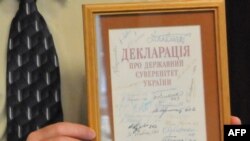 В руках Ореста Дейчаківського - копія декларації про суверенітет України з підписами багатьох депутатів, що брали участь в її ухваленні.