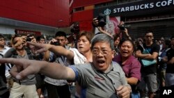 Pre-Dawn Police Raid Clears Mong Kok Area of Hong Kong