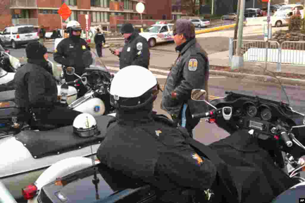 为领导人车队前开路的摩托警察在等待出发