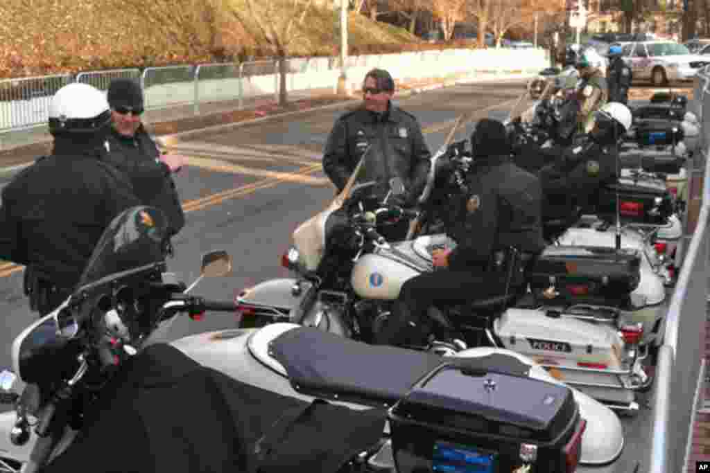 为领导人车队前开路的摩托警察在等待出发