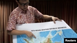 Deputi Menteri Kelautan Indonesia, Arif Havas Oegroseno, menunjukkan lokasi Laut Natuna Utara pada peta baru Indonesia, dalam konferensi pers di Jakarta, Indonesia, 14 Juli 2017. (Foto: dok).