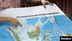 Deputi Menteri Kelautan Indonesia, Arif Havas Oegroseno, menunjukkan lokasi Laut Natuna Utara pada peta baru Indonesia, dalam konferensi pers di Jakarta, Indonesia, 14 Juli 2017. (Foto: dok).