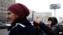 Thousands of Moscow residents held hands along the city's 13 kilometer-long Garden Ring Road, Moscow, February 26, 2012.