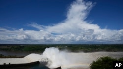 ARCHIVO - El agua fluye en la represa hidroeléctrica de Itaipú en la frontera compartida de Paraguay con Brasil, en Hernandarias, Paraguay, el 16 de marzo de 2023. AP