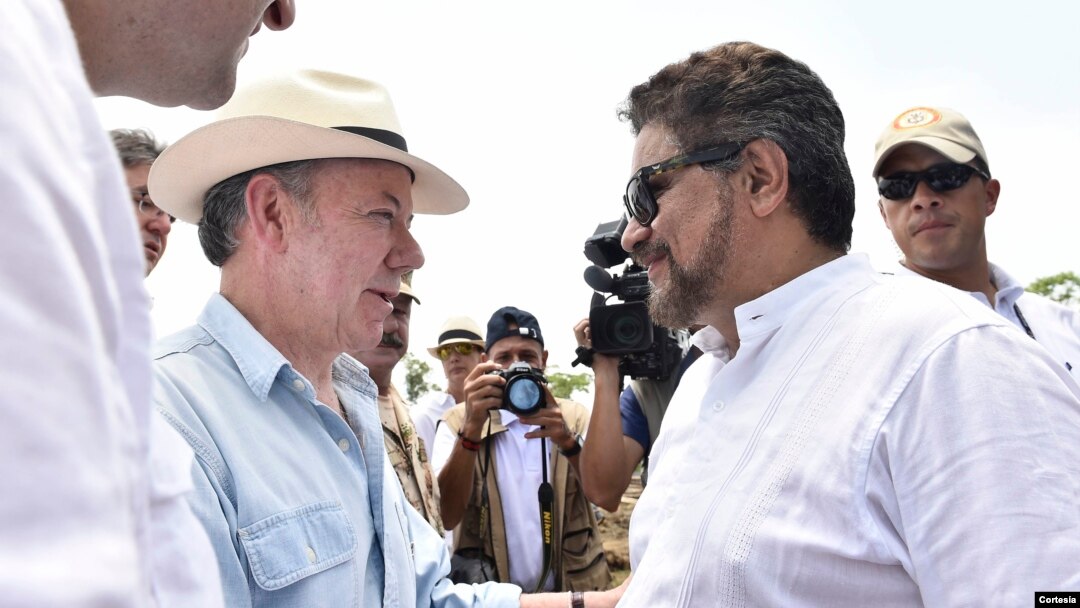 El mandatario colombiano, que firmó a finales del año pasado un acuerdo de paz con las Fuerzas Armadas Revolucionarias de Colombia (FARC), saludó a los líderes rebeldes Iván Márquez y Jesús Santrich.