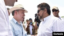 El mandatario colombiano, que firmó a finales del año pasado un acuerdo de paz con las Fuerzas Armadas Revolucionarias de Colombia (FARC), saludó a los líderes rebeldes Iván Márquez y Jesús Santrich.