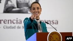 ARCHIVO - La presidenta de México, Claudia Sheinbaum, señala a un periodista para la siguiente pregunta durante su conferencia de prensa diaria en el Palacio Nacional en la Ciudad de México el 6 de noviembre de 2024. (AFP)