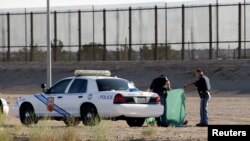 Des policiers patrouillent à la forntière américano-mexicaine après avoir trouvé le corps d'un migrant, à Ciudad Juarez, Mexique, le 25 juillet 2017.