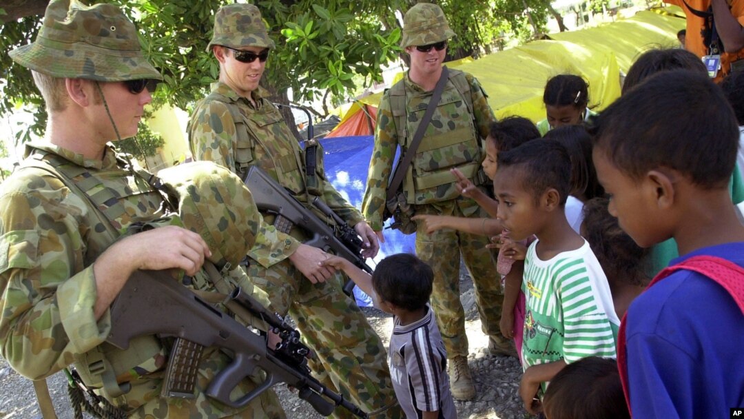 Tentara Australia berbincang dengan anak-anak Timor Leste di kamp pengungsi di Dili. (Foto: Dok)