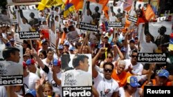 Manifestantes piden en Caracas libertad para el líder opositor Leopoldo López.
