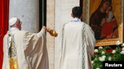 Le pape Francis encense une effigie de mère Teresa de Calcutta lors de sa canonisation à la place St Pierre, Vatican, 4 septembre 2016.