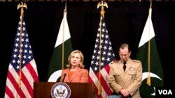 Menlu AS Hillary Rodham Clinton memberikan keterangan kepada media didampingi Laksamana Mike Mullen di Kedubes AS di Islamabad (27/5).