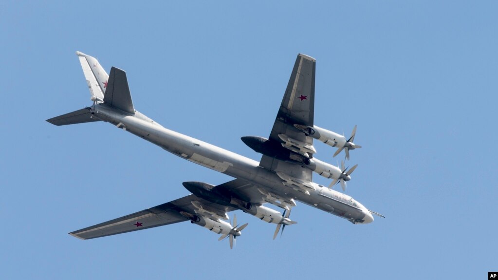 Стратегічний бомбардувальник РФ Ту-95, архівне фото. У березні 2023 Росія використала такі бомбардувальники для запуску ракет Х-101 під час масованих атак по цивільній інфраструктурі України. AP Photo
