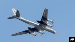 Стратегічний бомбардувальник РФ Ту-95, архівне фото. У березні 2023 Росія використала такі бомбардувальники для запуску ракет Х-101 під час масованих атак по цивільній інфраструктурі України. AP Photo