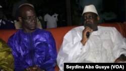 Le Président Macky Sall (à droite) présente ses condoléances à Thierno Alassane Sall suite au décès de son père, à Dakar, Sénégal, le 12 Avril 2017. (VOA/Seydina Aba Gueye)