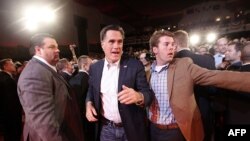 Ông Mitt Romney chào đón các ủng hộ viên tại Nhà hát Royal Oak ở Michigan, ngày 27/2/2012